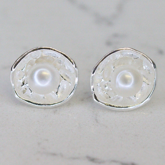 Studs Sterling Silver Pearl in a Shell